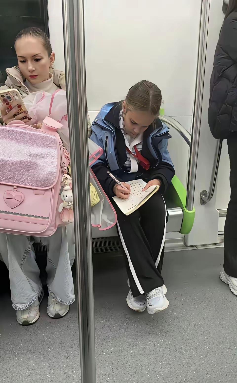 地铁上，完美融入中国的母女。[允悲] ​​​