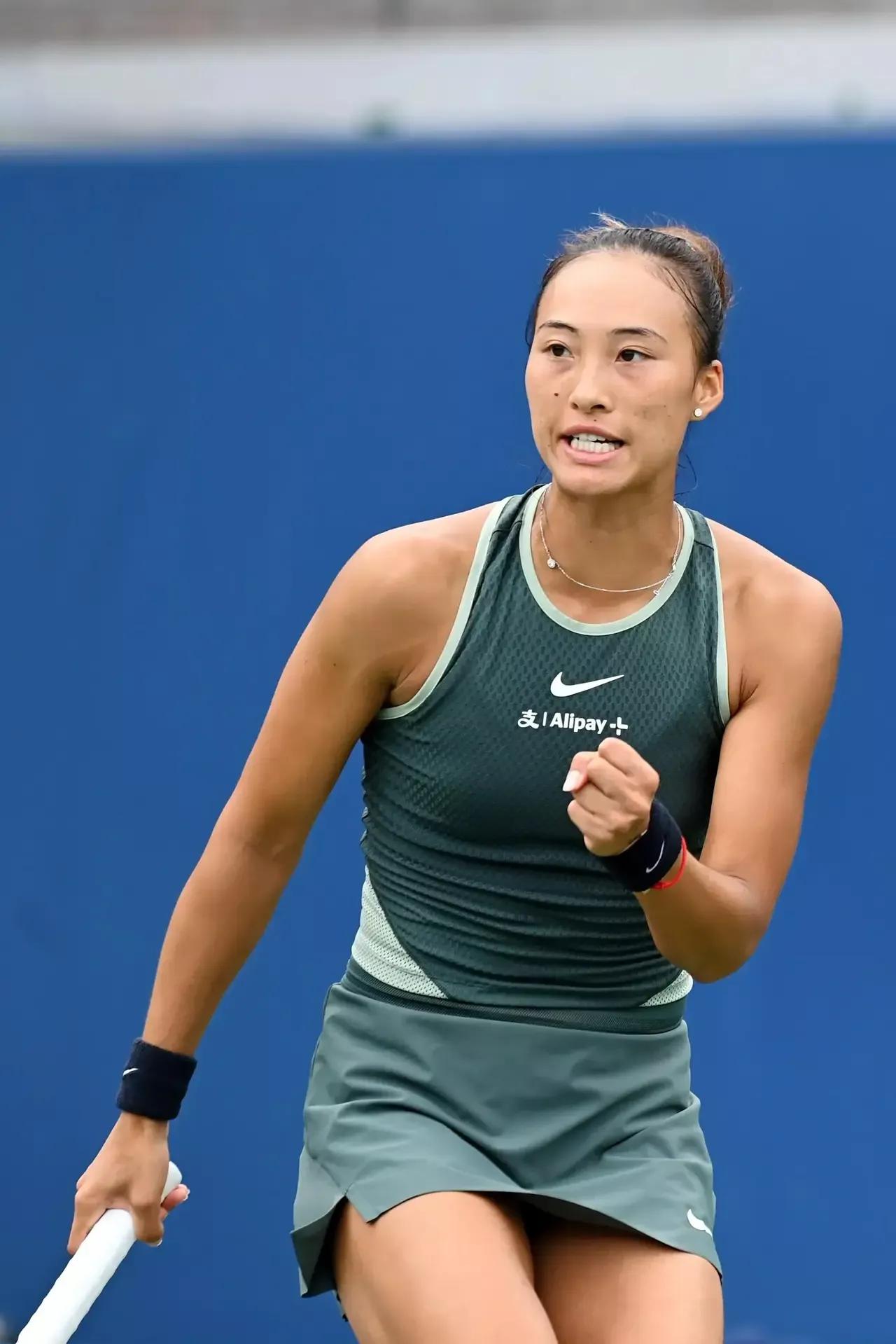 郑钦文在WTA1000印第安维尔斯站第二轮比赛中表现出色，以6-3和6-4的比分