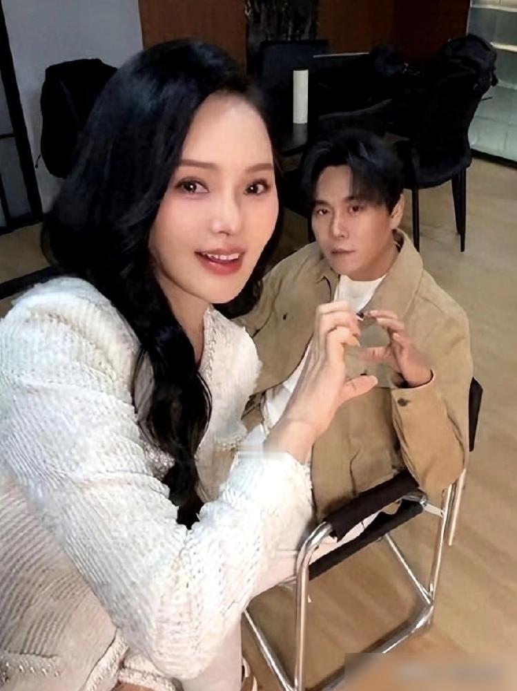 秦昊当着全国观众的面，对伊能静说：你越来越像我妈了。
伊能静刚笑着回忆，撞见他