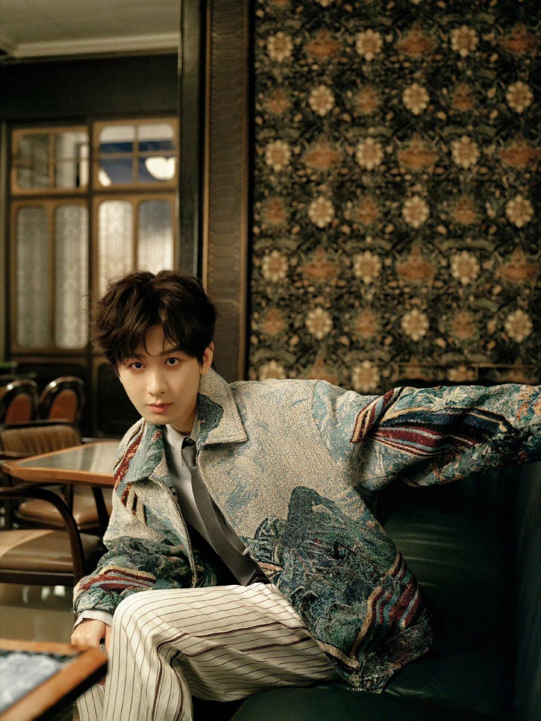 Z成毅天地剑心cy成毅王权富贵他那双眼，宛如深邃的湖泊，倒映着坚定与智慧；他那笑