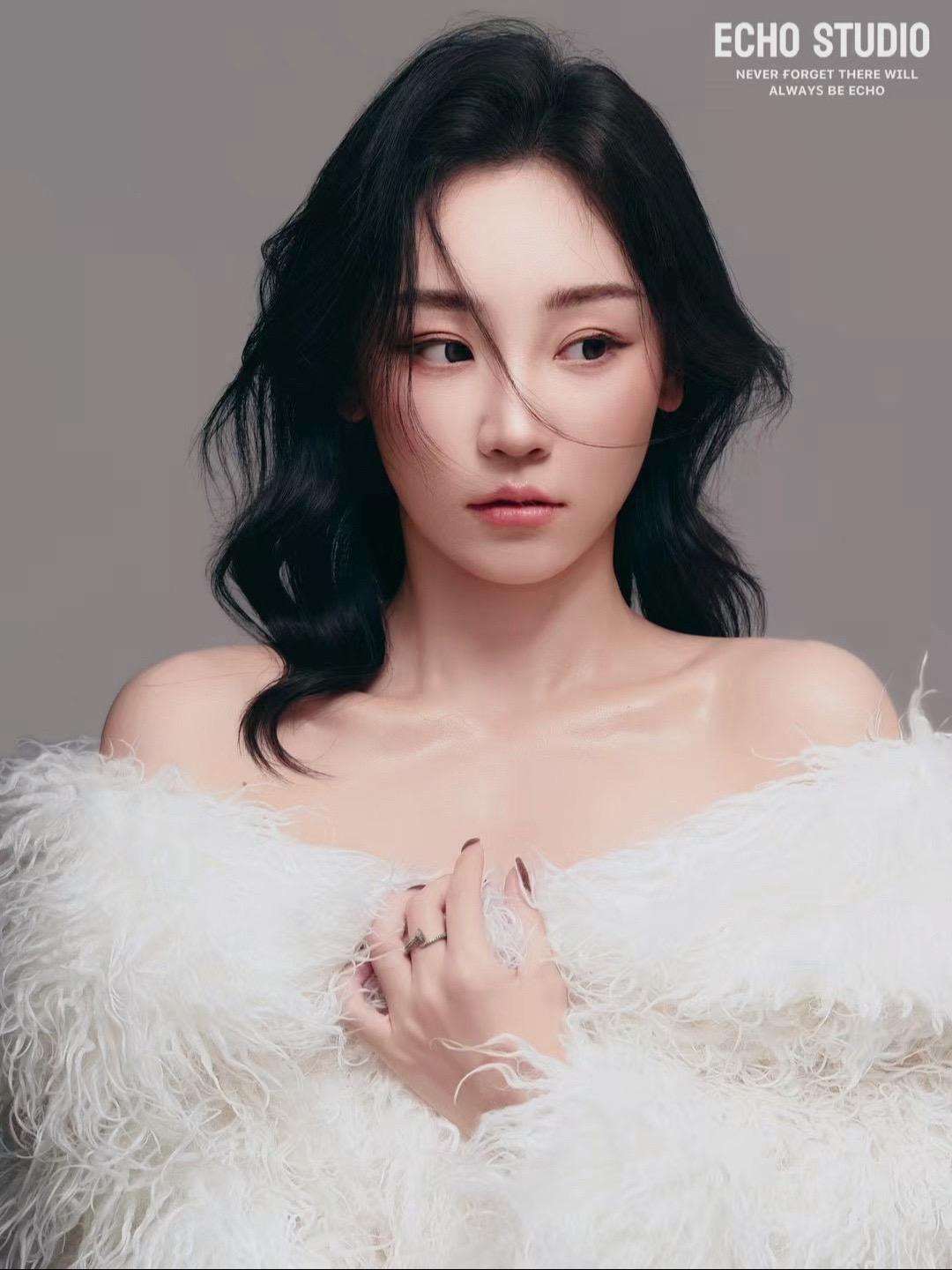 她眼里充满了故事