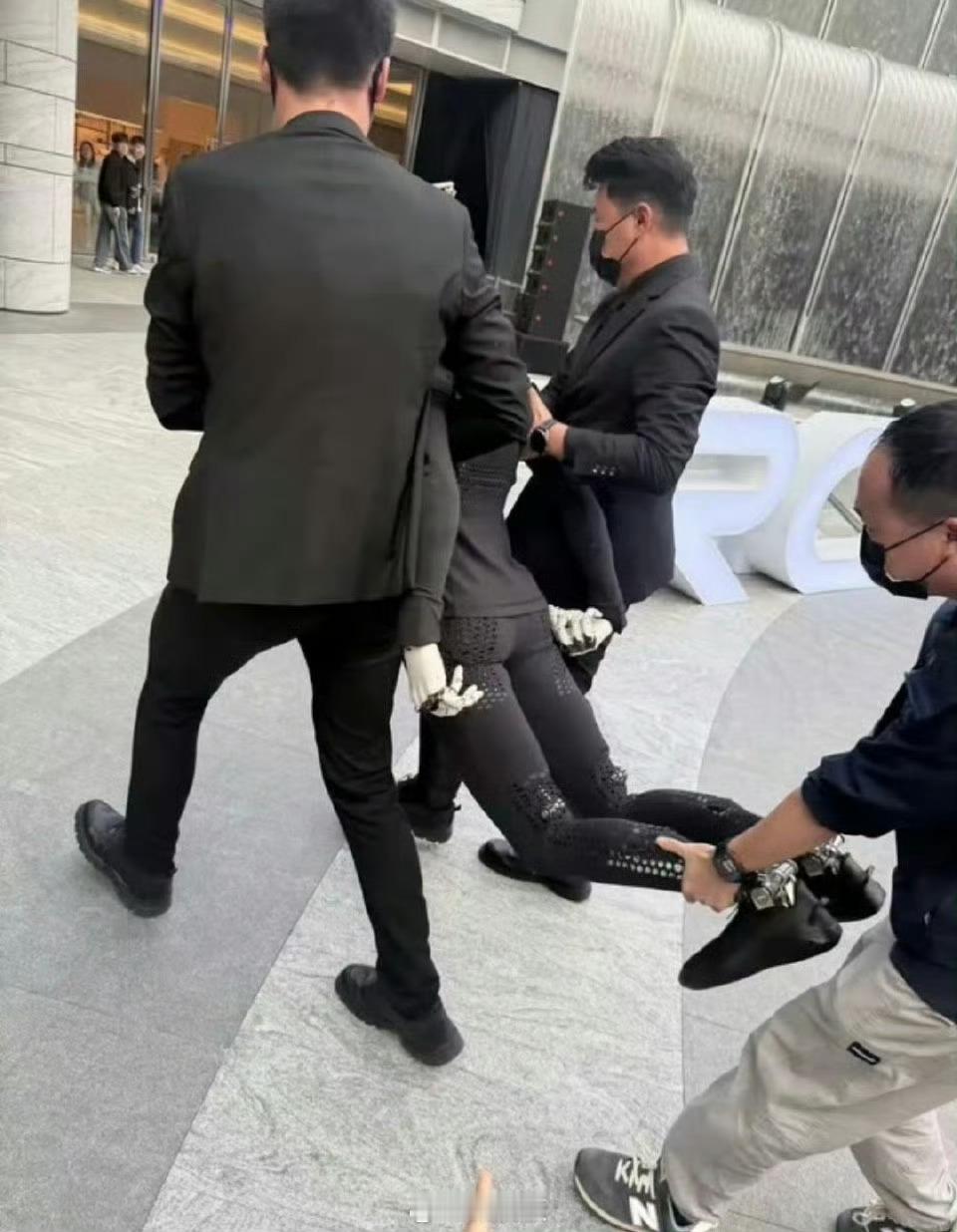 小鹏机器人假人疑云后再翻车何小鹏回应机器人IRON摔倒“人红是非多”，这句话用在