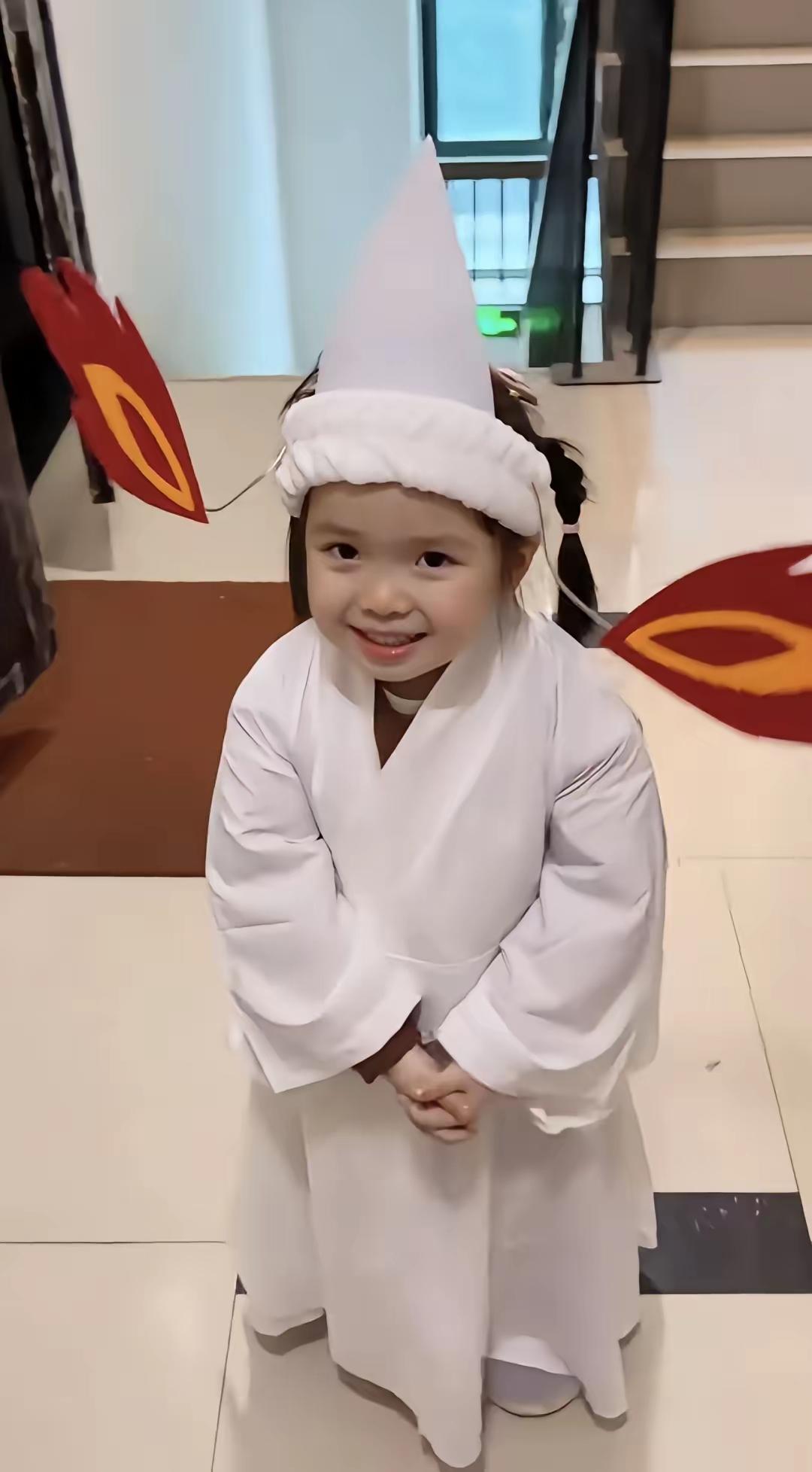 是不咋滴？
爸爸妈妈不让穿，找奶奶告状去，实在不行就去姥姥家，哈哈哈，挺可爱的样