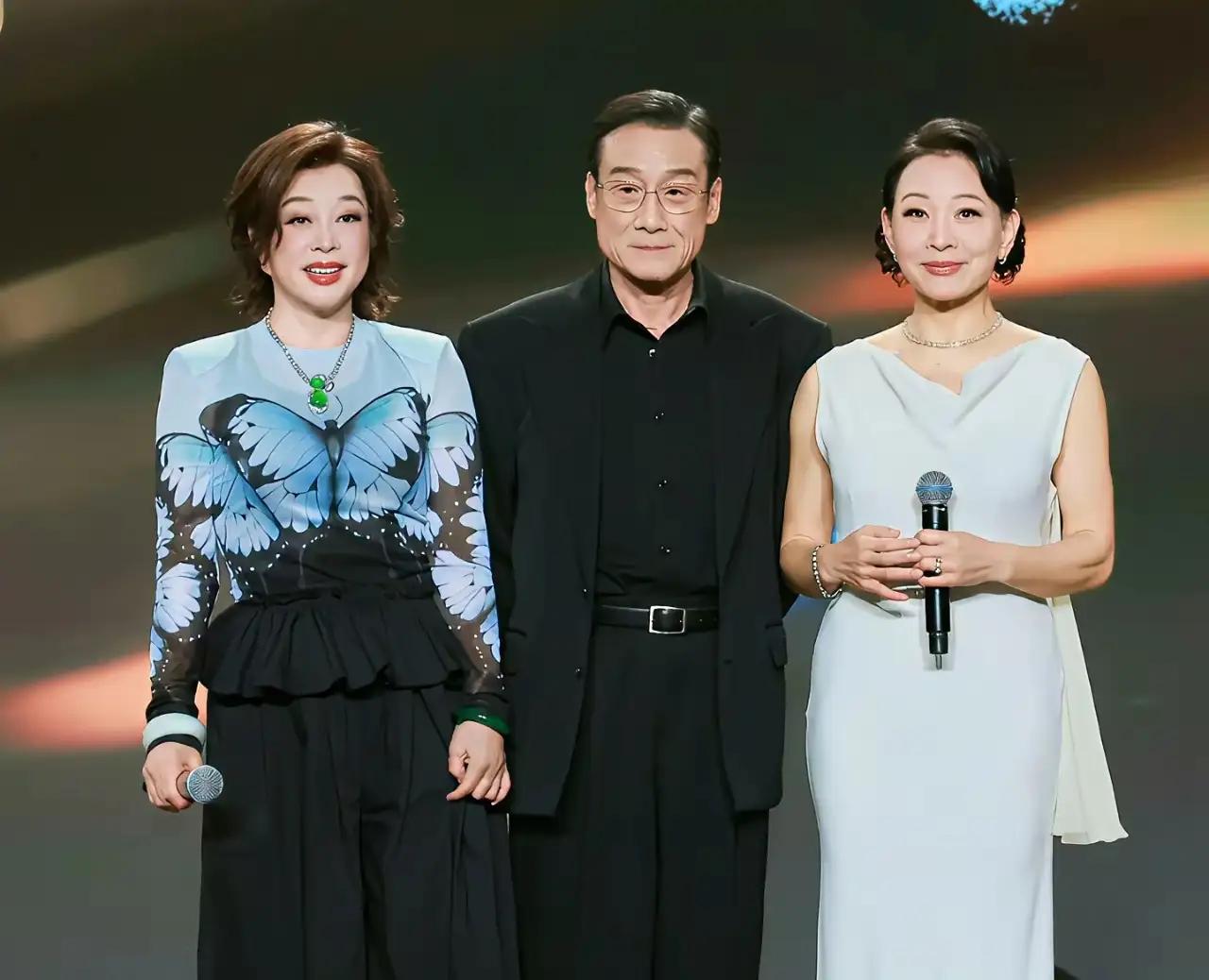 百花奖名场面！刘晓庆、梁家辉、陈冲三人同台。
 
早年间《火烧圆明园》，刘晓庆和