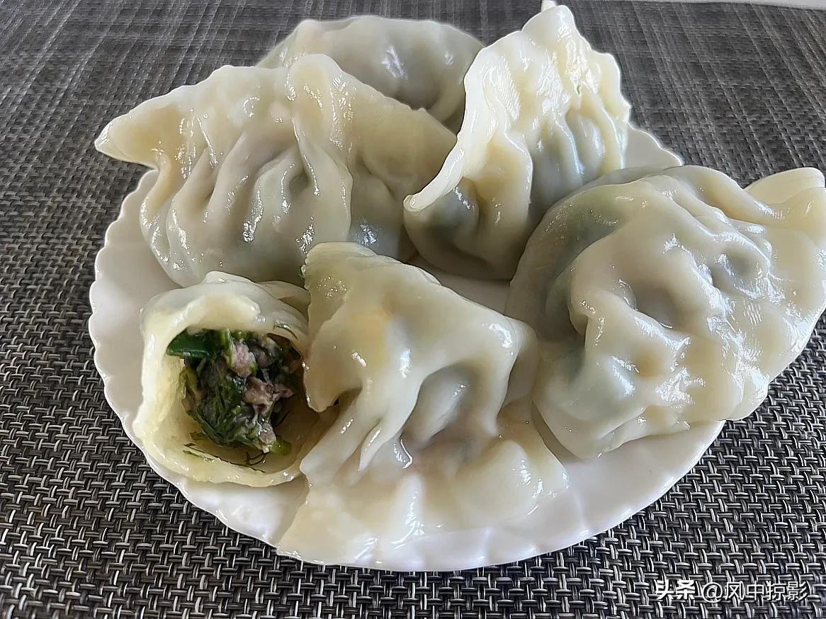 作为南方人，我一顿饺子的量就是按个算的，一般吃5个就饱了，最多吃8个。大部分时候