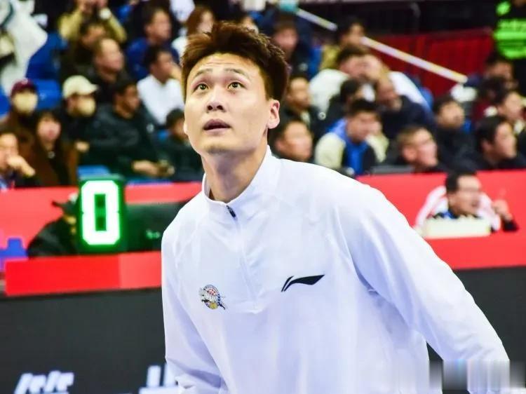 CBA，新疆93-89江苏，一场比赛罚球80次就够奇葩的，更奇葩的是罚丢27个，
