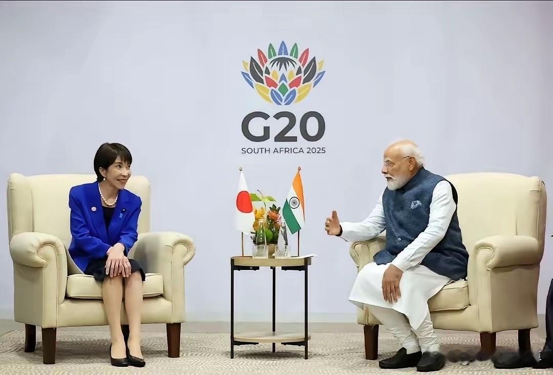 瞅瞅高市早苗与莫迪老仙会谈的表情，也是绝了！
 
这种场合直勾勾的盯着莫迪，有种
