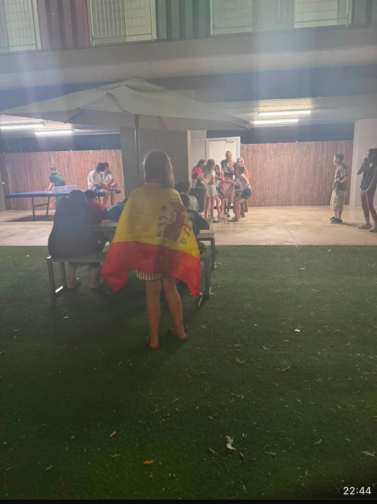晚上十点四十五了还在外面熬鹰这夏令营真是放飞自我哪有这么小的小孩这么晚不睡在外面