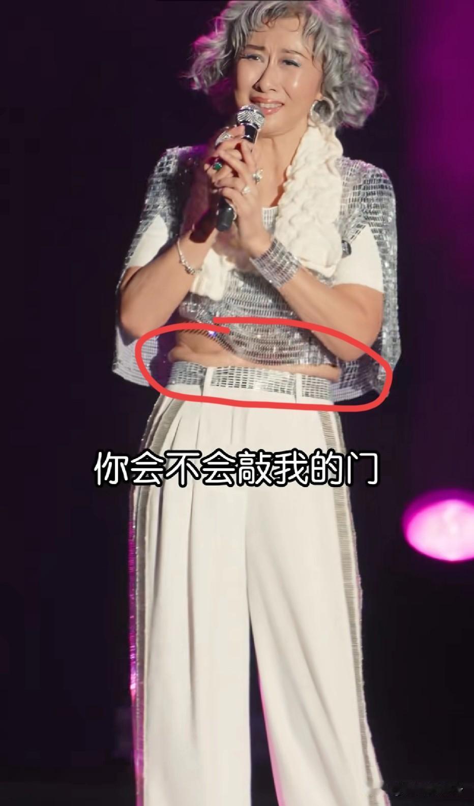 叶倩文腰间的一圈肉告诉我们，再怎么自律健身，也抵不过岁月的蹉跎。演唱会上，叶倩文