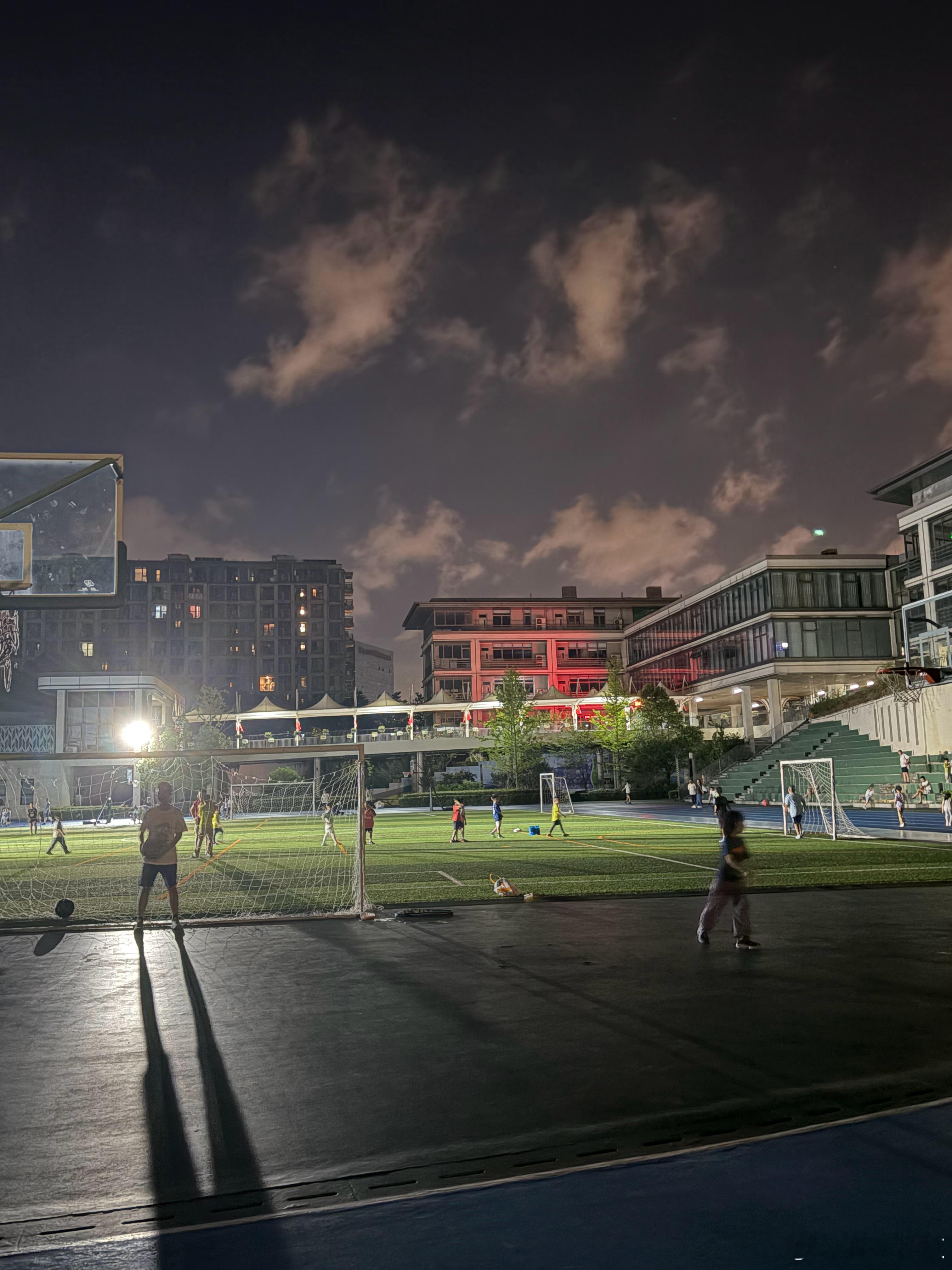 快开学了，夜晚学校操场人也多了起来。  ​​​