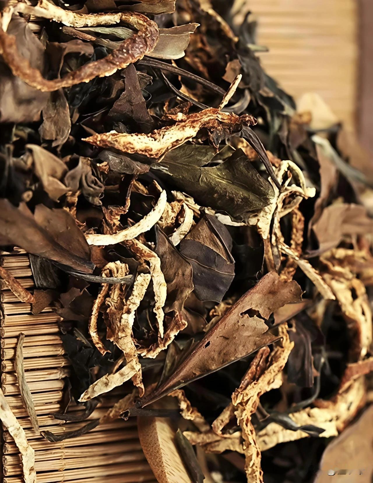 新会陈皮和老白茶（尤其是陈年寿眉）都以“陈”为贵，相配成寒冬时节一味温润抗炎的经