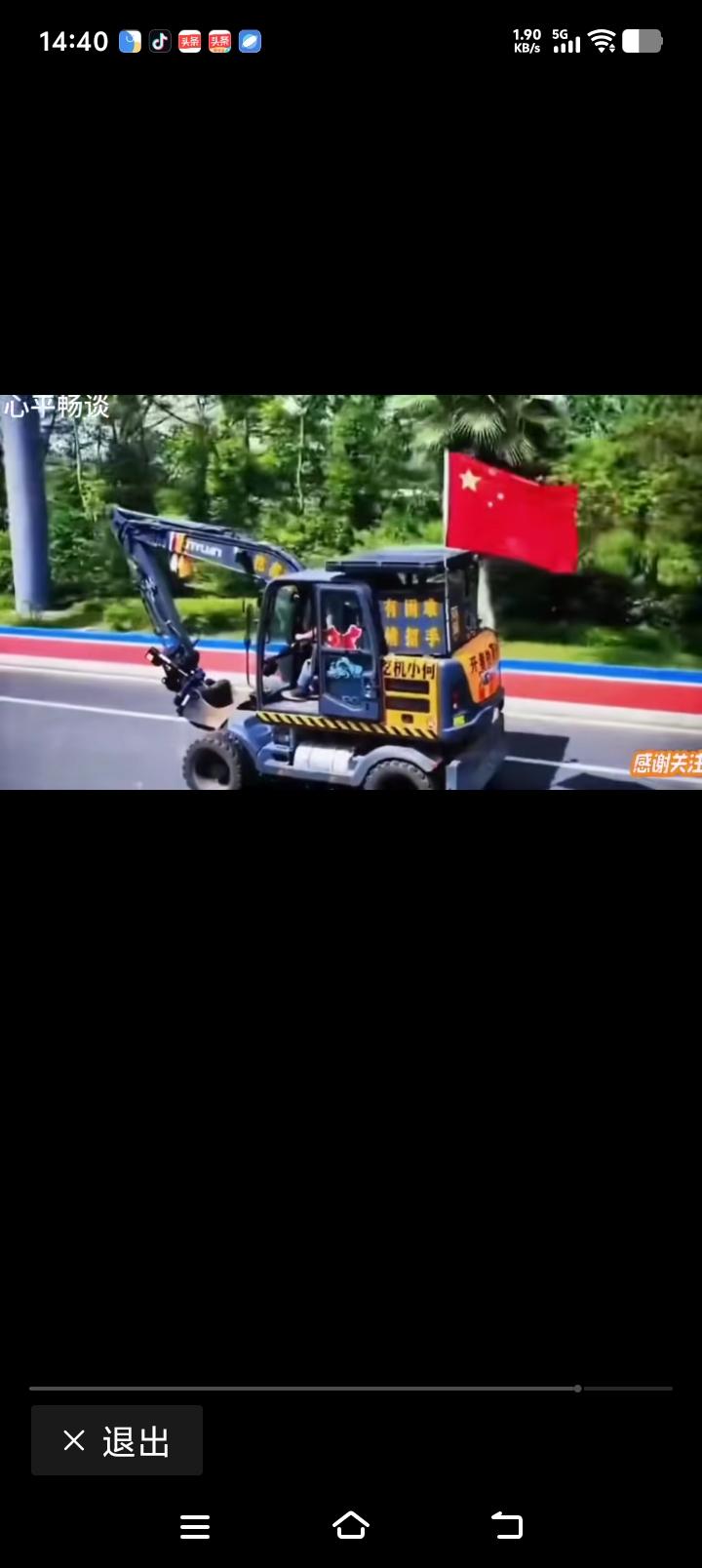 这个世界坑坑洼洼高低不平，他一路颠簸，填补1千多个坑！

看到一段视频，是交警围