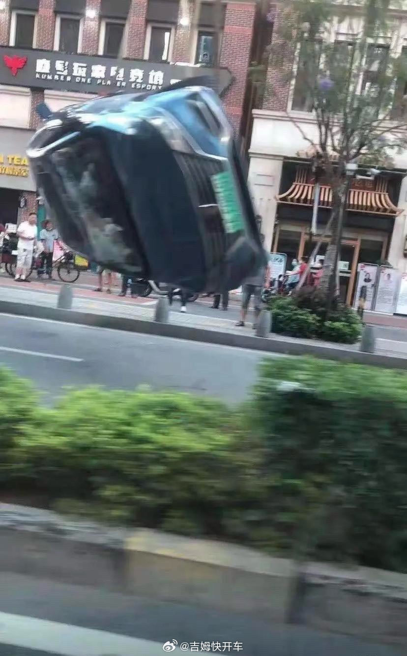 男医生做产检丈夫撞墙为何被群嘲要么就是原始人+情绪极端，随时爆雷类型。离婚都喊出