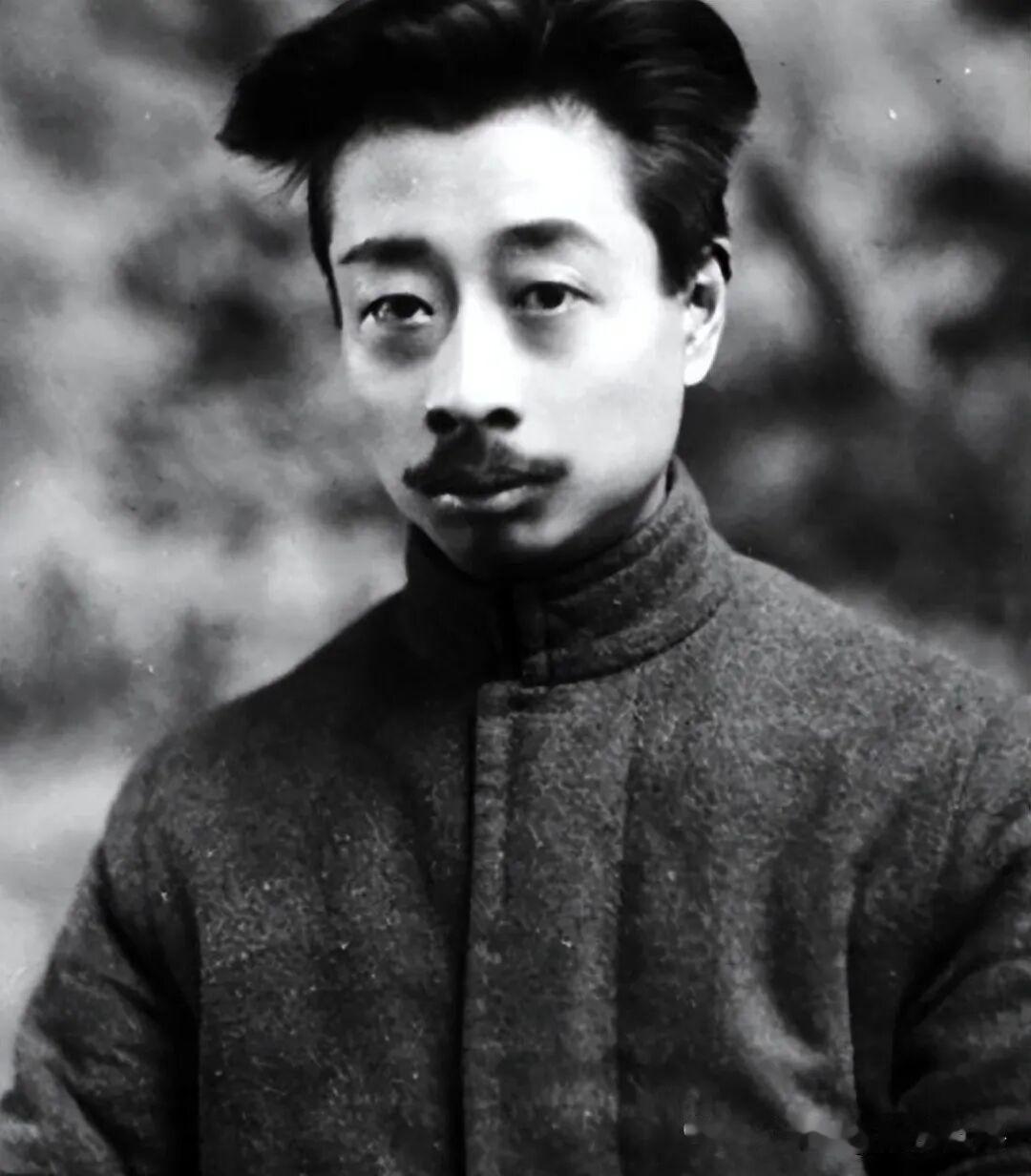 1936年12月，在鲁迅母亲的八十寿筵上，周建人的长子周丰二挥起军刀，劈向父亲。