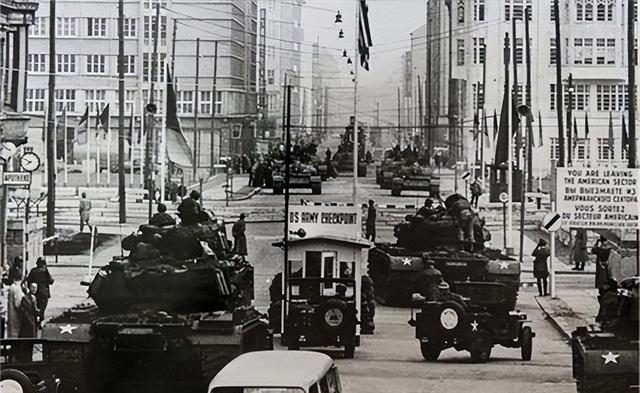 1942年，美军攻占塞班岛之后，把日军的头颅割下当烟灰缸，把日军的牙齿敲下来，做