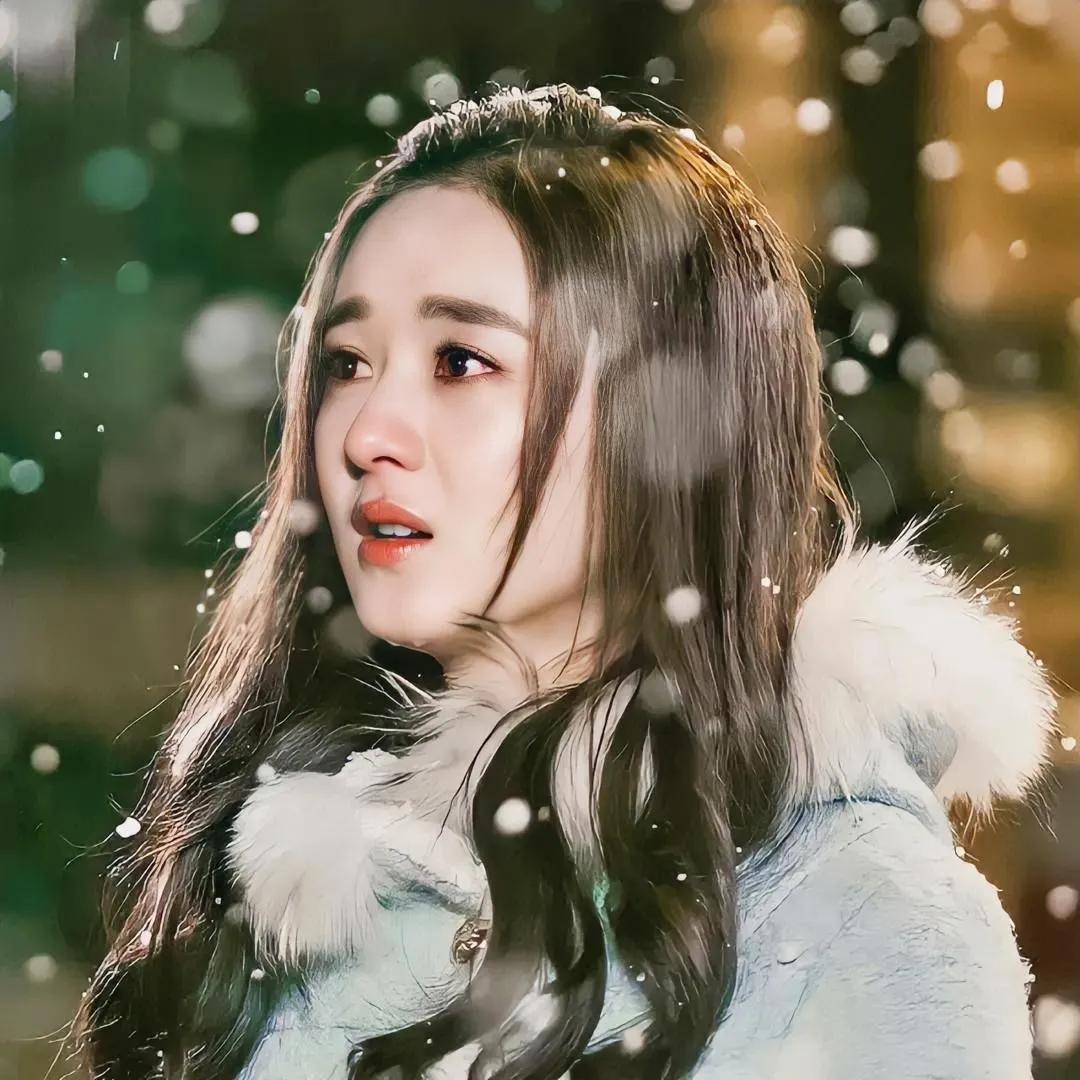 赵丽颖说：“2014年，我小有名气，参加《跑男》，因为不会游泳差点溺水，没有一个