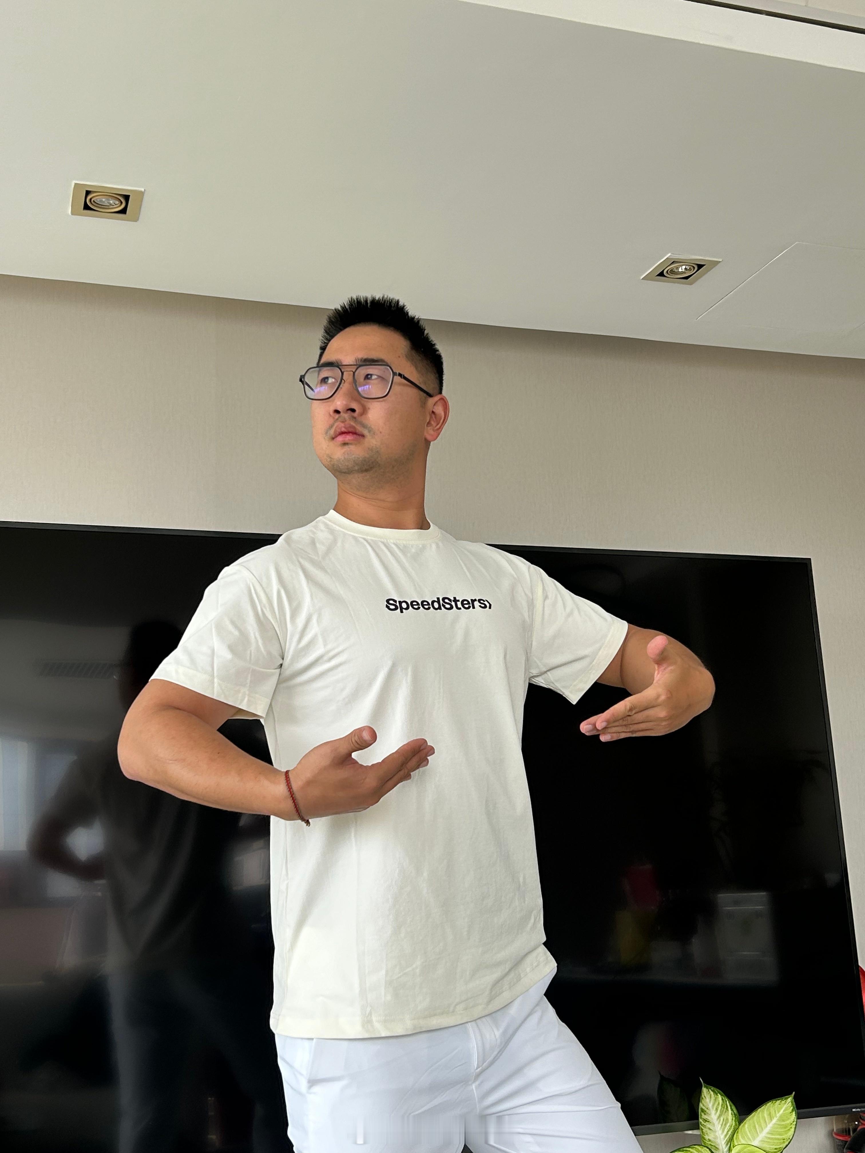 今天穿着给我安排的帅气 T 恤去做点大事 ​​​