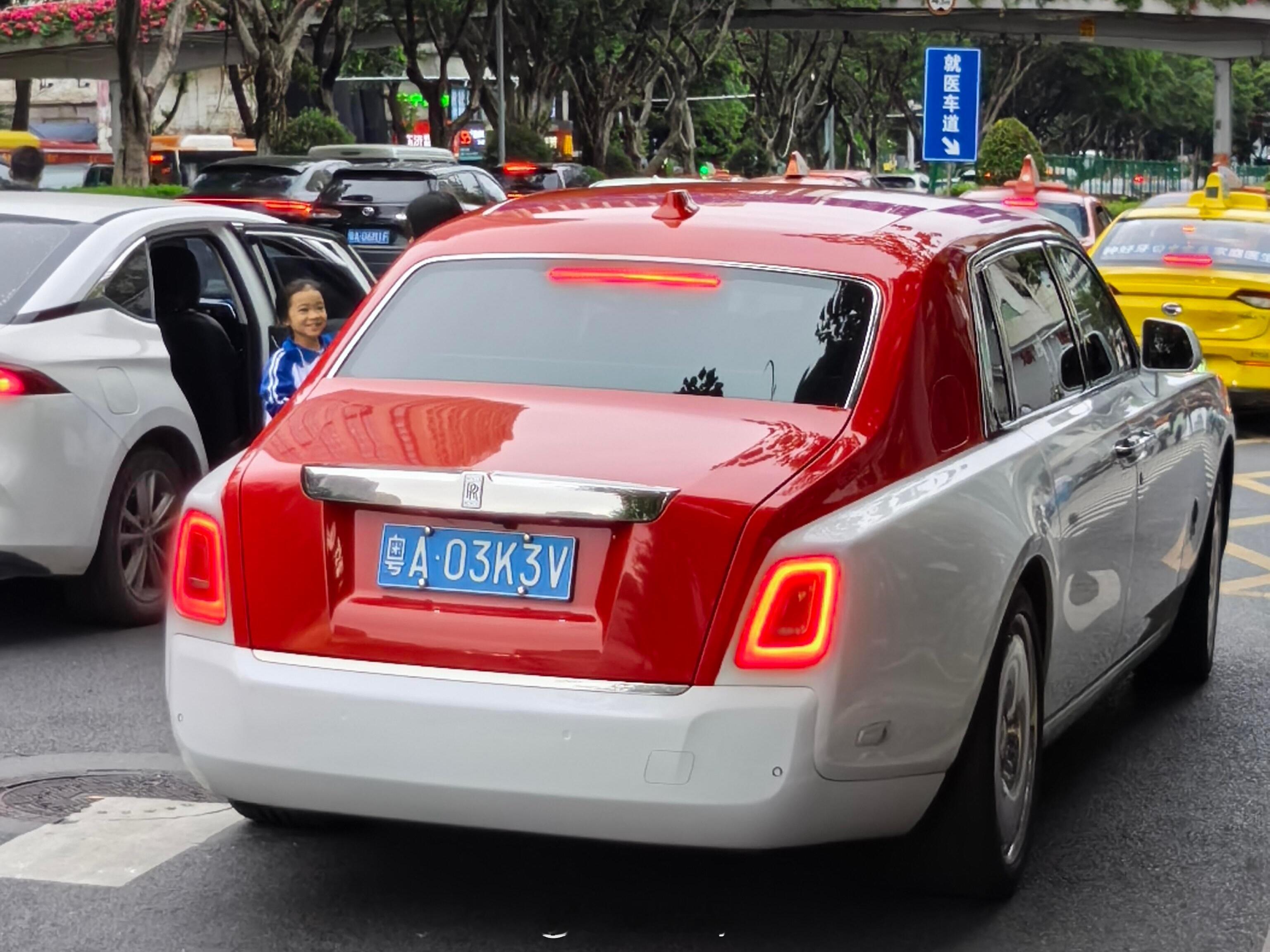 我还以为是出租车，原来是大佬的车，失敬失敬。[老师好][老师好][老师好]劳斯莱