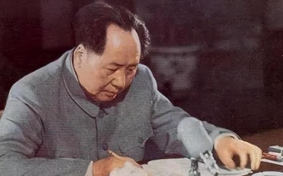 1951年，陈锡联请毛主席给炮校题词，主席忽然问，炮是火字旁还是石字旁？没人敢答