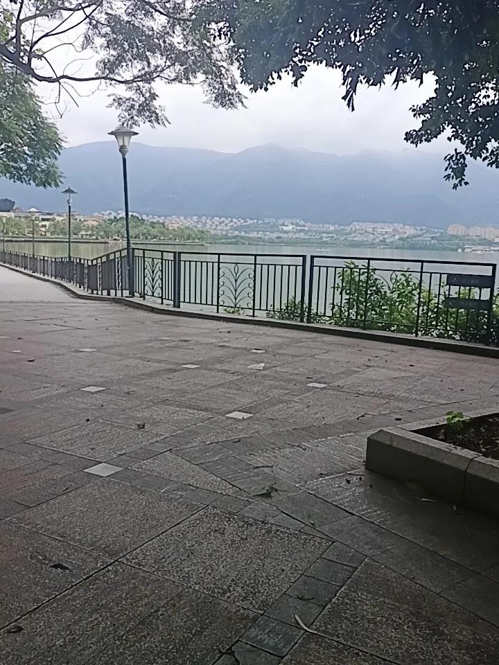 你敢相信吗？这里就是七星岩风景区了，真的环境优美空气清新。
尤其是节假日的时候过