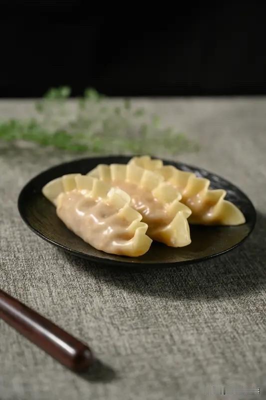 饺子是用盘子盛还是用碗盛?一般来说应该用盘子盛。因为刚捞出的饺子容易粘，放盘子里