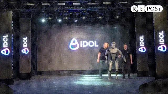 “醉酒”的机器人。
昨天，俄罗斯AI机器人公司Idol发布了该公司的首款AI机器