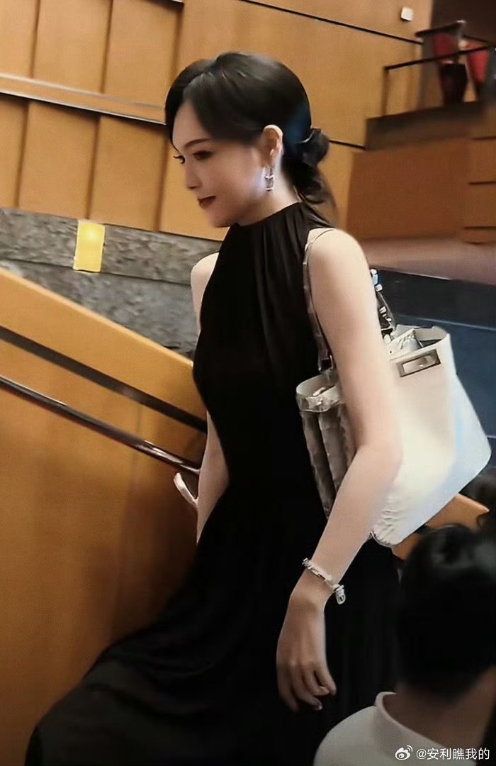 唐嫣参加女儿幼儿园艺术节唐嫣特意抽空来参加艺术节，老母亲的心意满满当当。期待糖糖