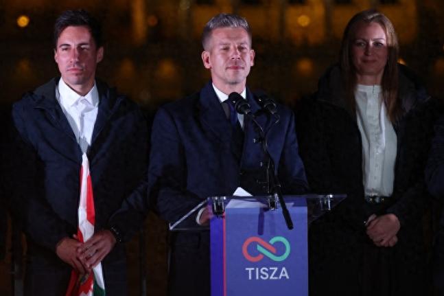 欧洲政坛乱套了，跟欧盟硬刚了十几年、死活不让援乌的匈牙利前总理欧尔班，栽了个大跟