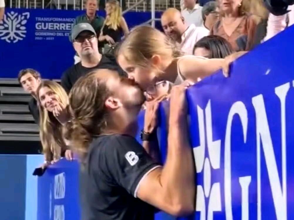 没想到兹维列夫还有一个女儿，简直就是紫薇小时候的翻版。
5岁女儿梅拉是兹维列夫和