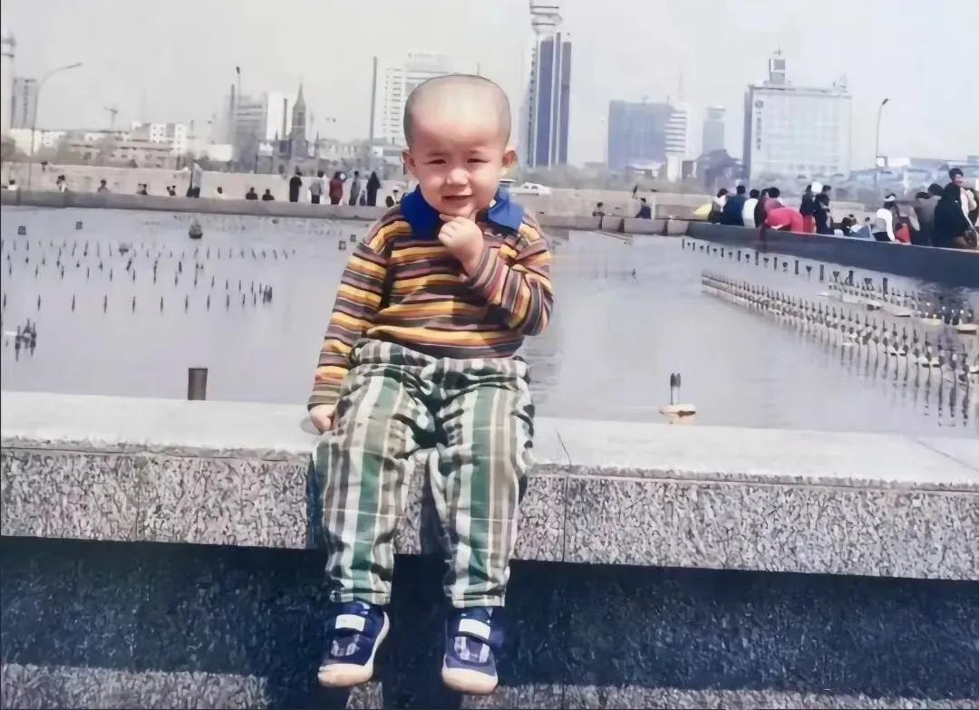 都管王楚钦叫“大头”，一开始真的不知道这名字的渊源，人家明明长得高高瘦瘦的，脸小