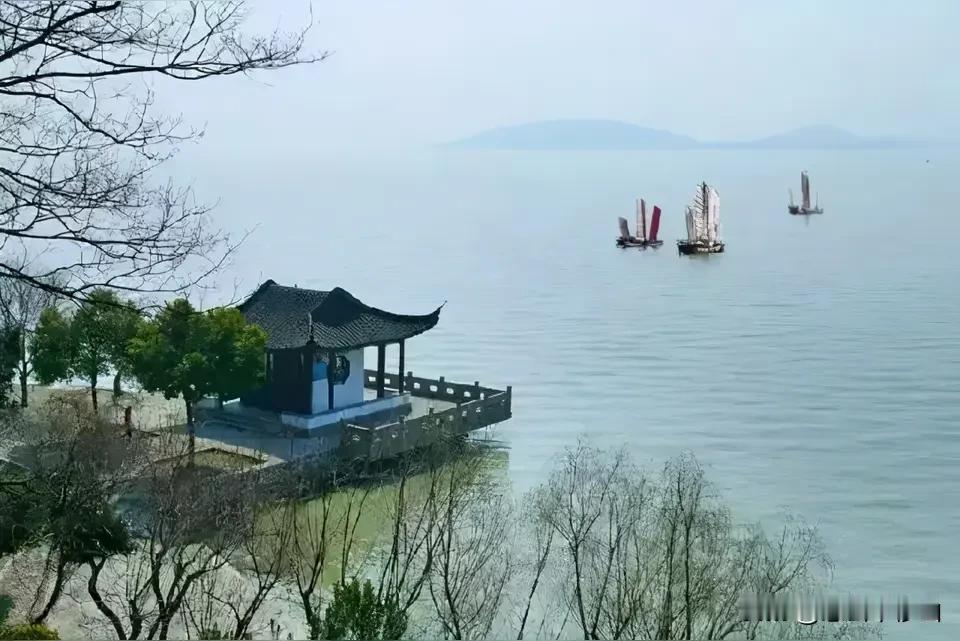 听风听雨听风雨，
读山读水读山水。

上联会使人联想起一副对联：风声雨声读书声声