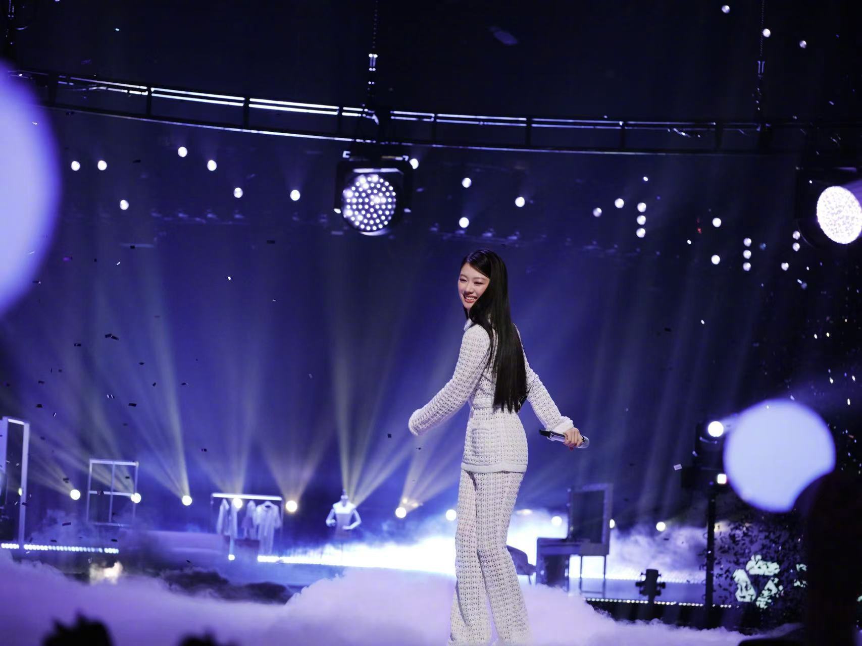 被单依纯紫色舞台狠狠拿捏！天籁嗓音搭配梦幻紫调，每一帧都像童话画面，看完直接吸满