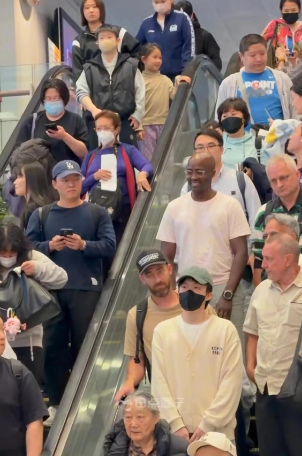 国乒今日由北京飞往新加坡参加WTT新加坡大满贯比赛。
落地新加坡机场，孙颖莎与王