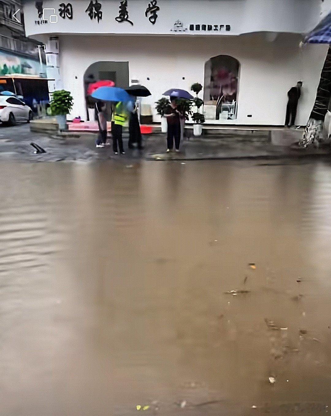 中国大陆湖北省恩施土家族自治州花语城，大暴雨引起的水漫大街 