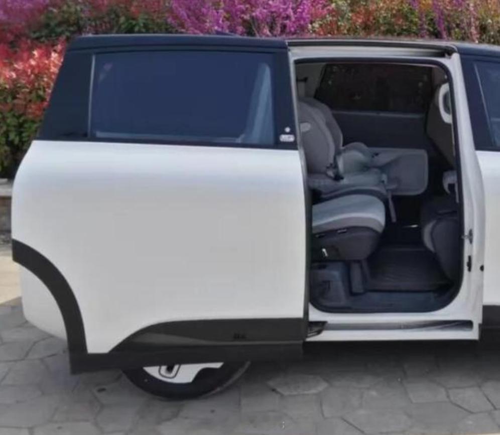 SUV能替代MPV吗 绝对不可能，就冲侧滑门这一点，这永远是两个类型的车。 