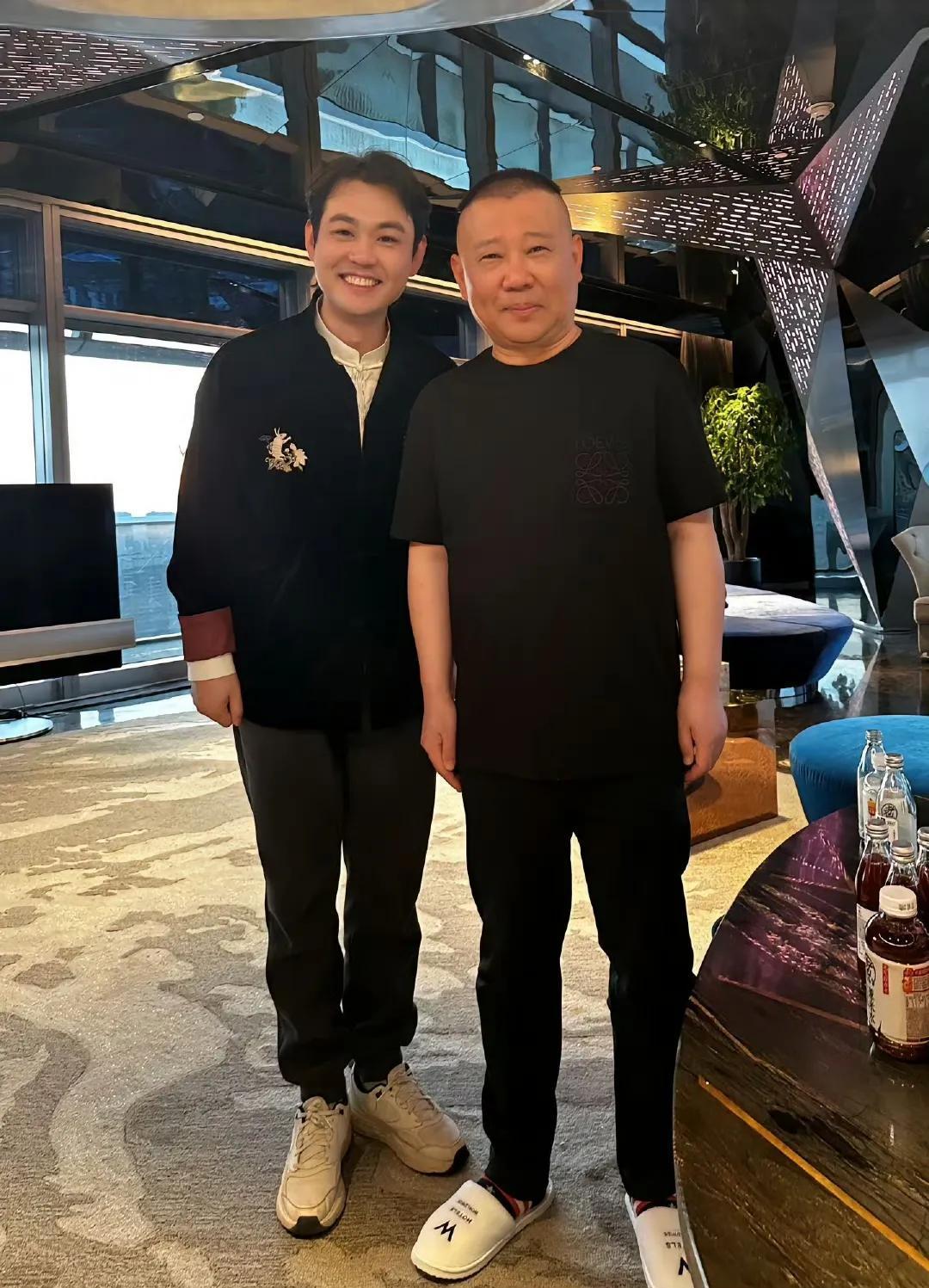 玉浩无限接近加入德云社，作为师叔的郭德纲拉人上岸，也是替祖师爷传道，从血雨腥风中