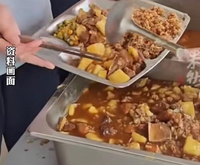 太离谱了！广东东莞，一高三学生晚自习下课晚，食堂夜宵被抢光。提意见反被后厨嘲讽考