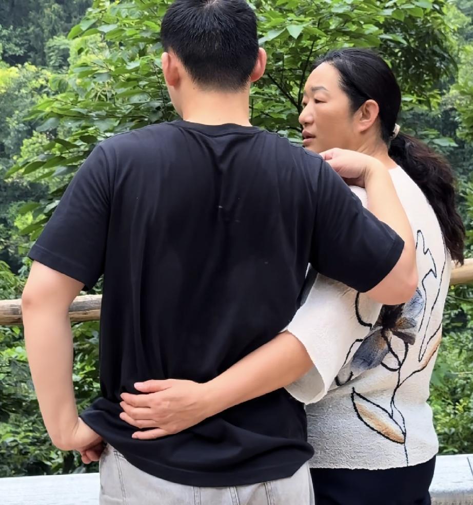许健华今天发布的视频很有深意
今天许健华这条视频5个小时点赞快8万了这也是她这一