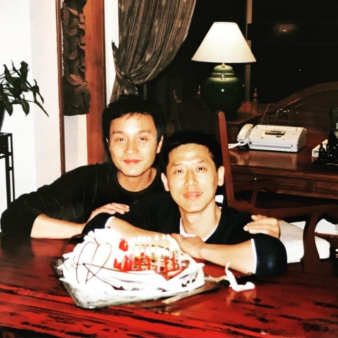 #唐鹤德晒与张国荣合照庆生# 一心一意奔向那未来日子我以后陪你寻觅 好故事[心]