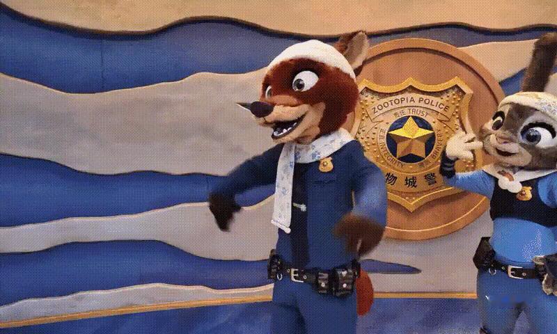 好尴尬抱抱自己 