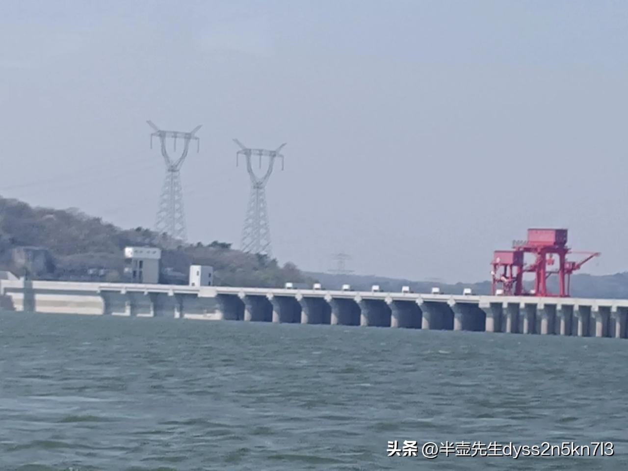五一前的松花湖游人还不是很多。松花湖的旅游旺季是在五一以后。
4月29日陪客人乘