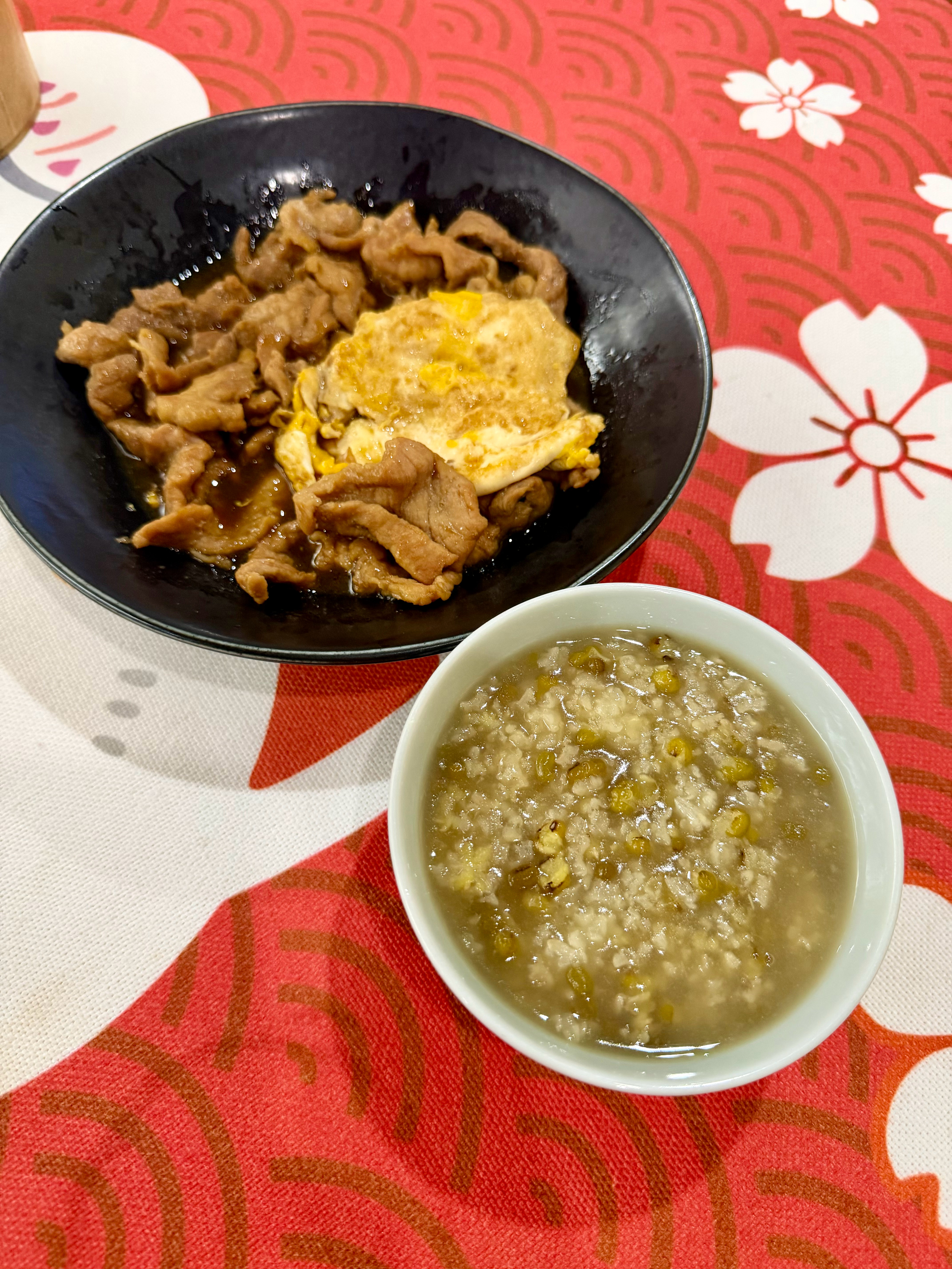 今日早餐，简单一些，鸡蛋，猪肉片，绿豆粥。 