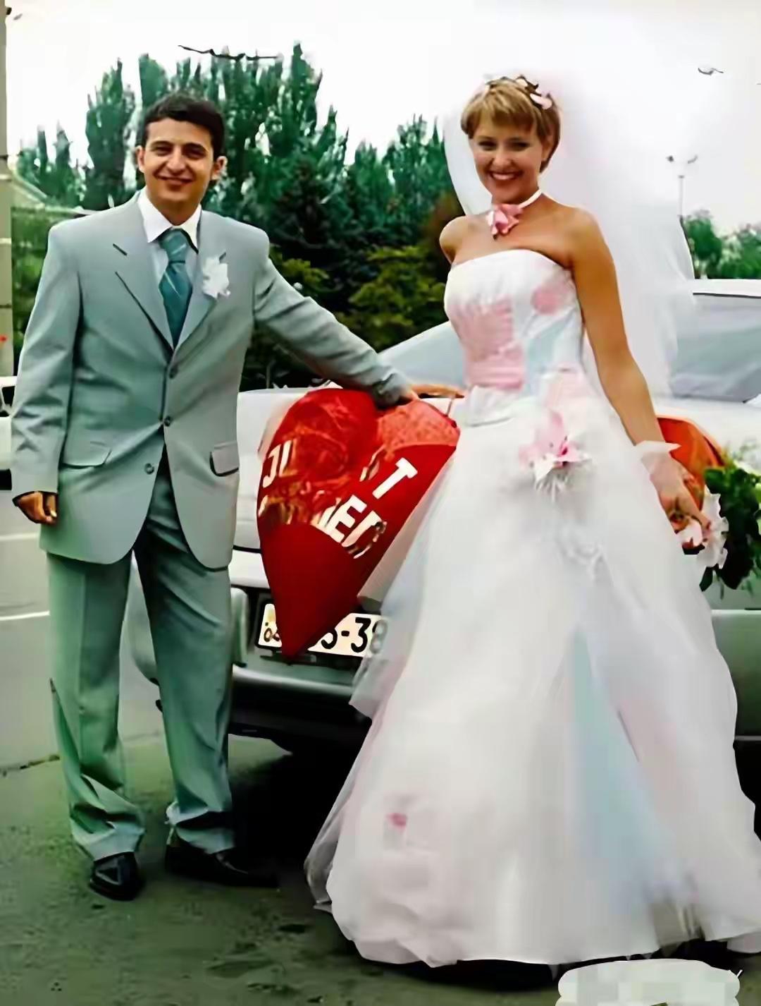 2003年9月6日，25岁的泽连斯基与相恋八年的同窗叶莲娜举办婚礼，新婚照里，他