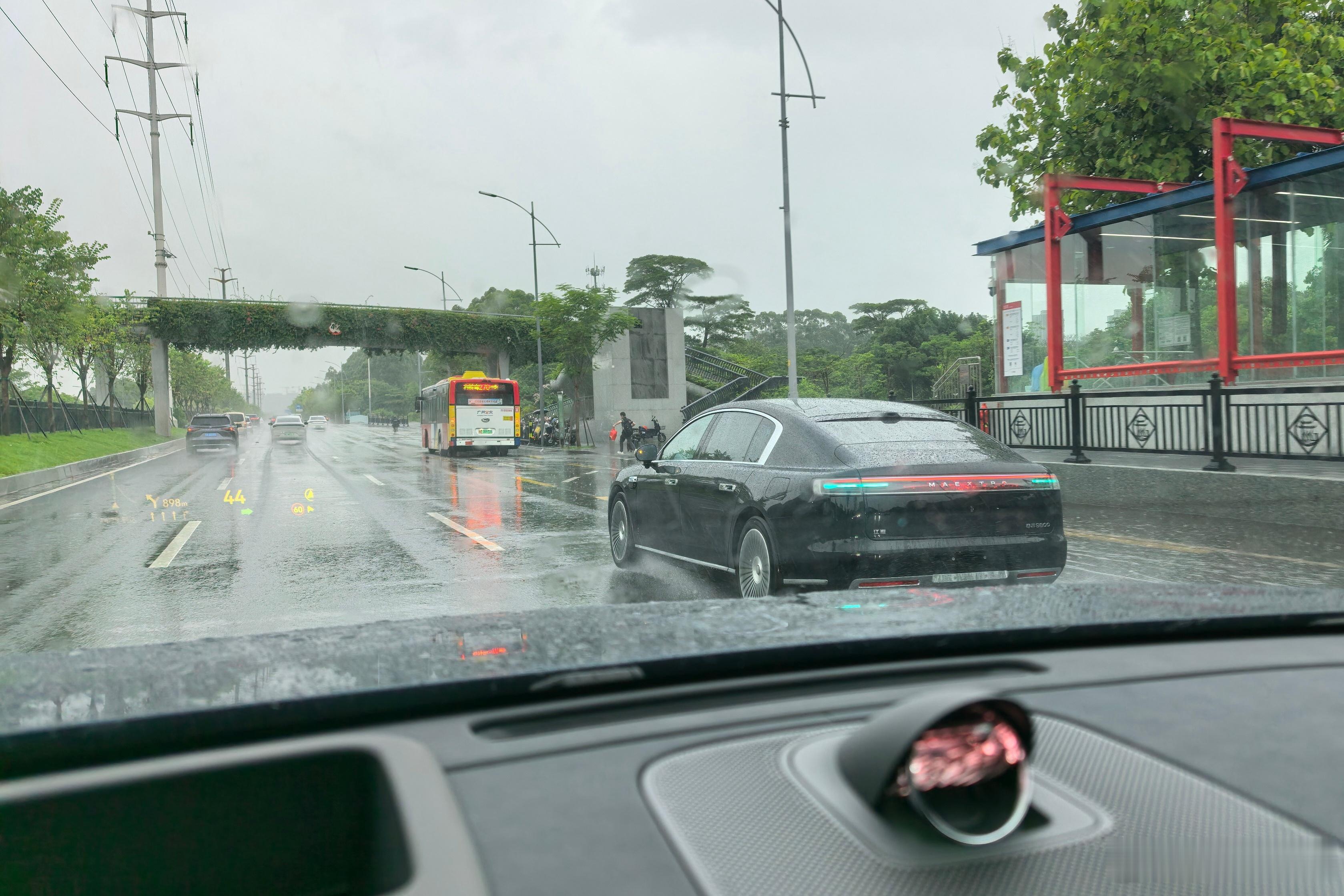 雨天出门，发现一个亮着小蓝灯的尊界S800[开学季] ​​​