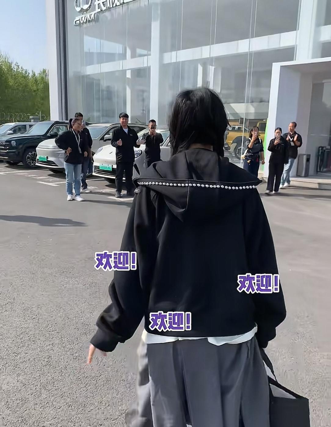 “打10折！”大力仑去长城4S店担任“销售总监”，上任第一天主持早会，还穿着职业