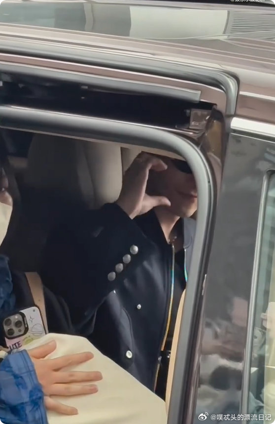 邓凯上车了还在比心挥着手比着心上车，邓凯把温柔和礼貌做到了极致你好星期六