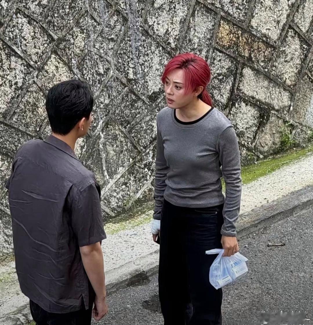 孙俪变化让人眼前一亮，一头红发造型，少了往日温婉柔美的气质。 