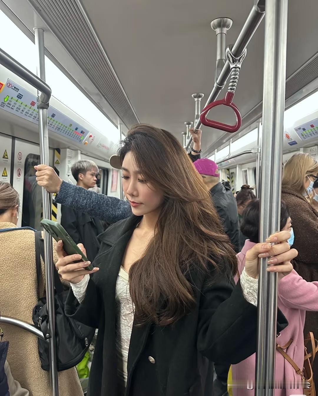 地铁偶遇佳人
情丝如瀑
 笑靥如花
婷婷袅袅依栏杆
似同学少年
忽回首
玉手指轻