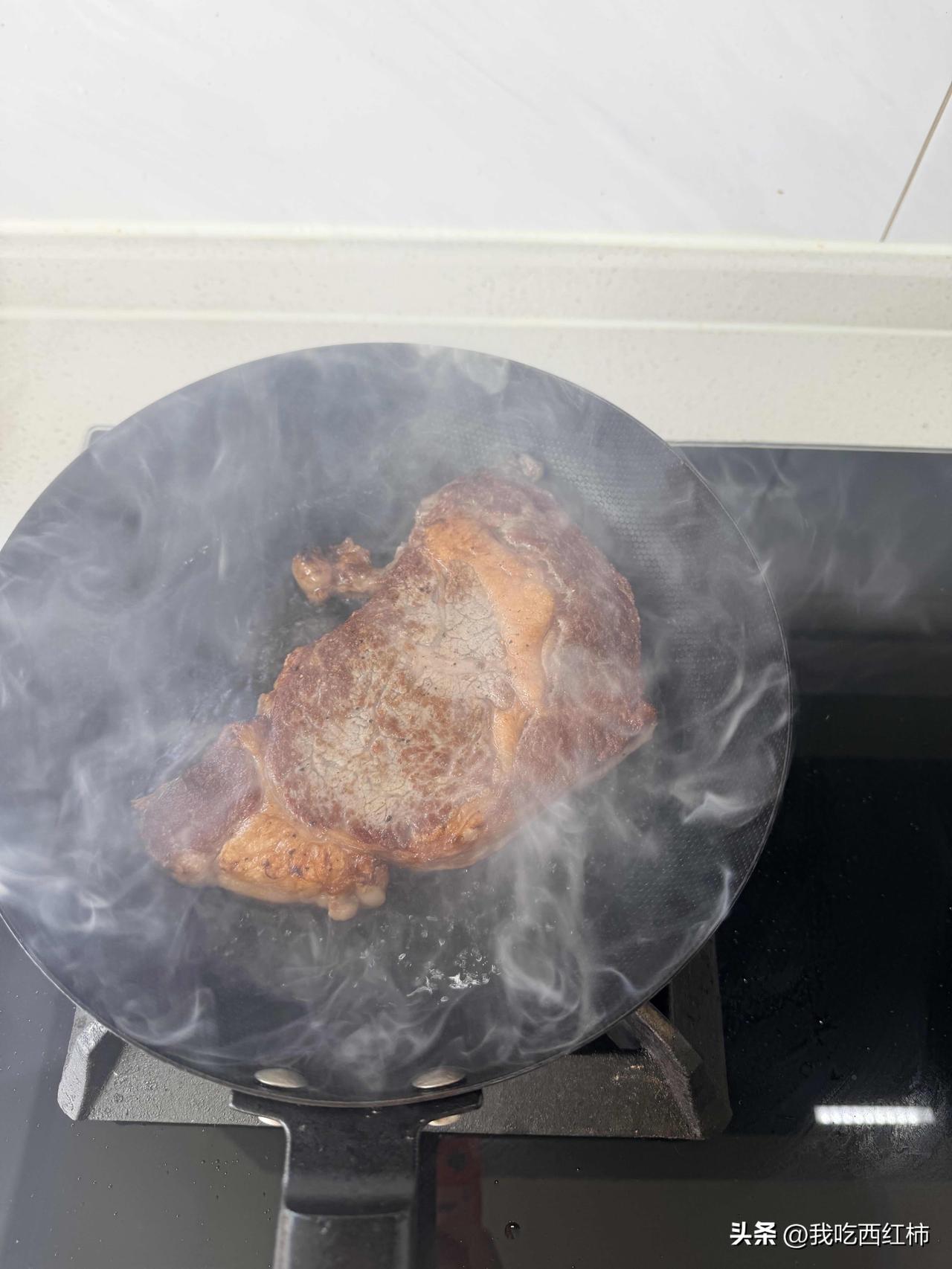 第一次煎牛排太吓人了👻
第一次煎牛排，查了一晚视频，本来信心满满，可是这个烟太