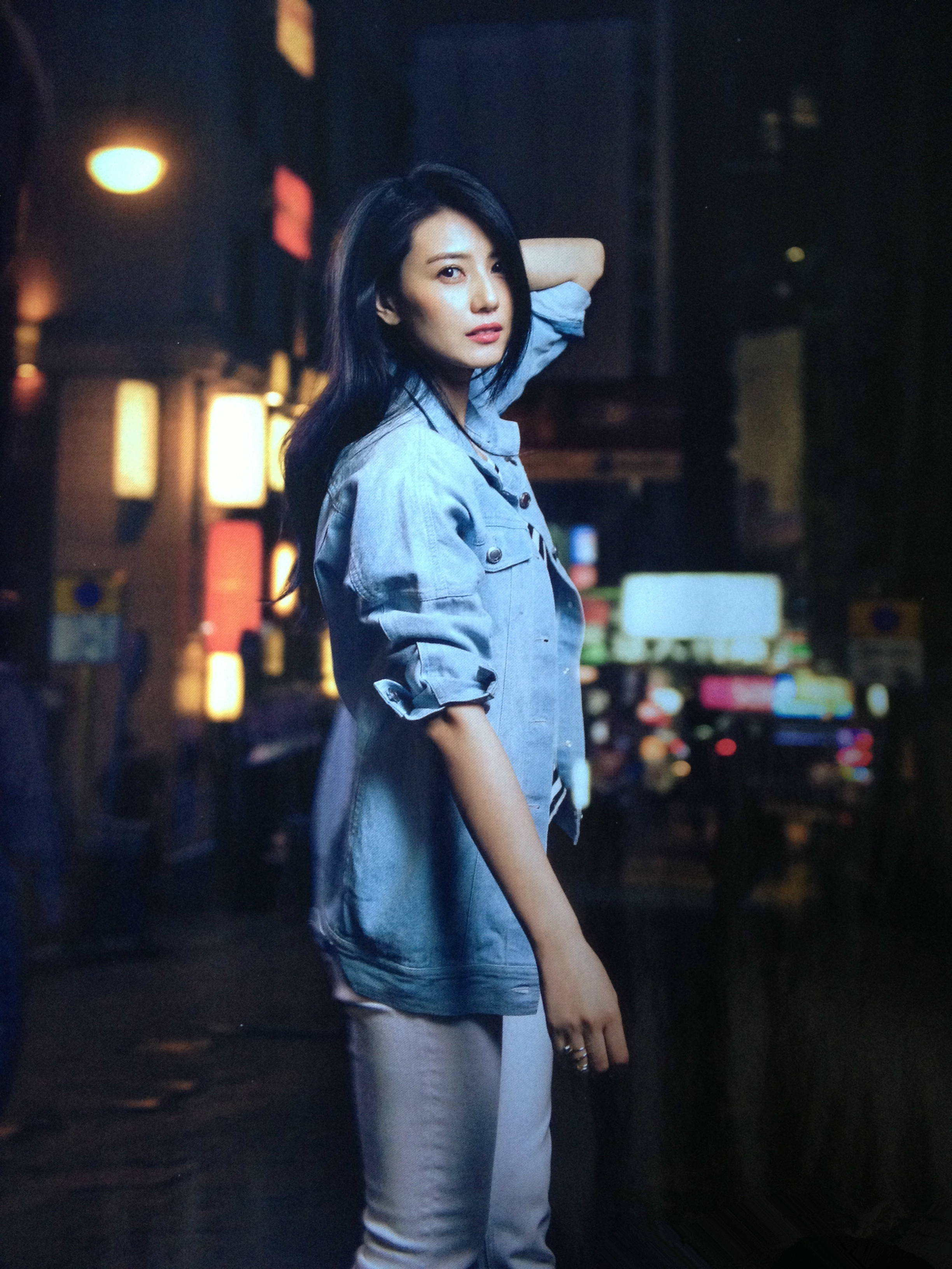 刷到姐姐这组图直接被美晕😭，夜巷回眸的松弛感、电梯前的飒爽气场，不管是牛仔穿搭